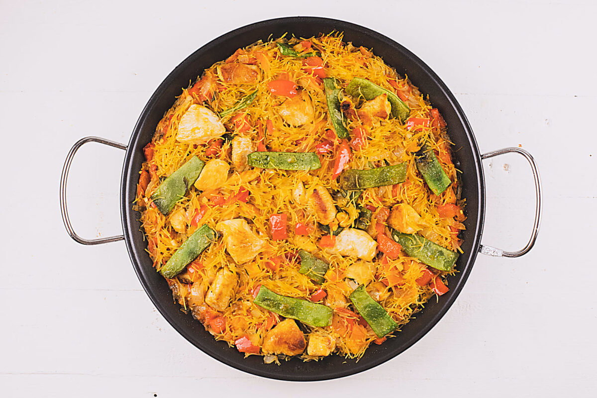 fideuá de pollo paso 14