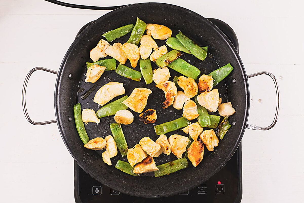 fideuá de pollo paso 4