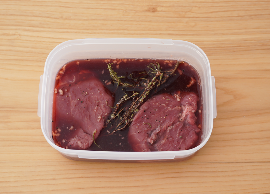 Filet mignon al vino tinto y hierbas aromáticas