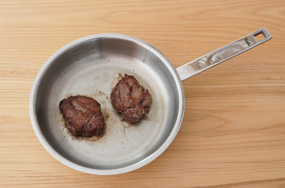 Filet mignon al vino tinto y hierbas aromáticas