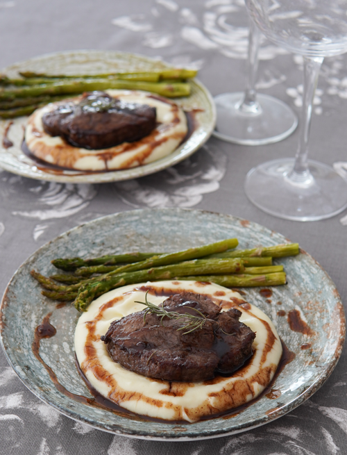 Filet mignon al vino tinto y hierbas aromáticas