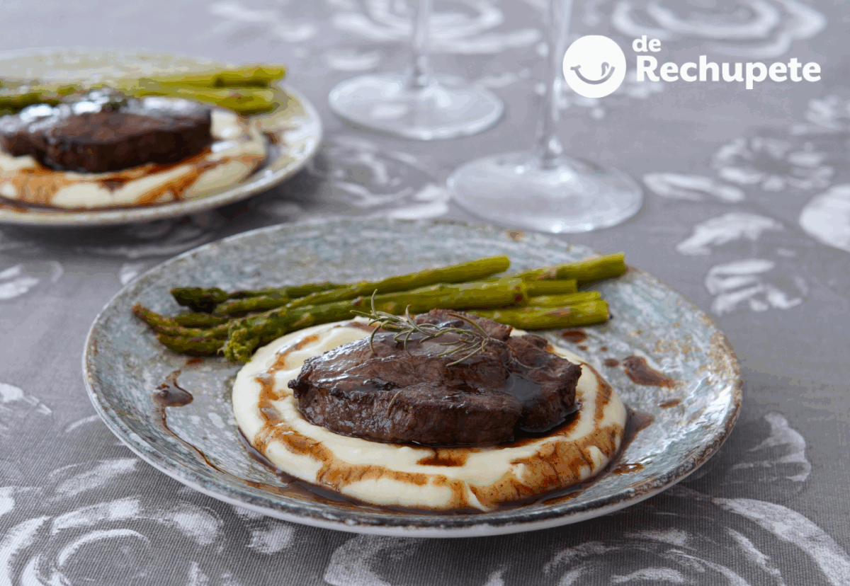 Filet mignon al vino tinto y hierbas aromáticas