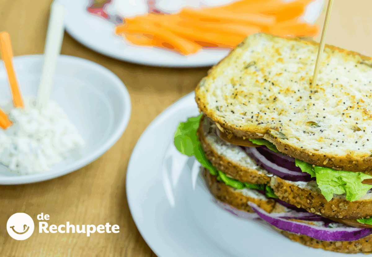 Sandwich club con salmón ahumado