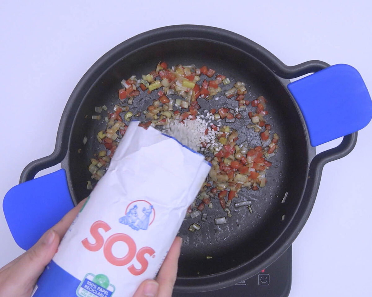 saquitos rellenos de arroz con langostinos paso 15