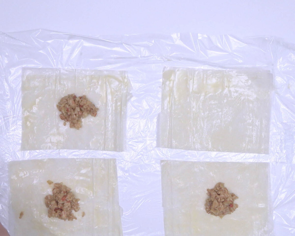 saquitos rellenos de arroz con langostinos paso 25