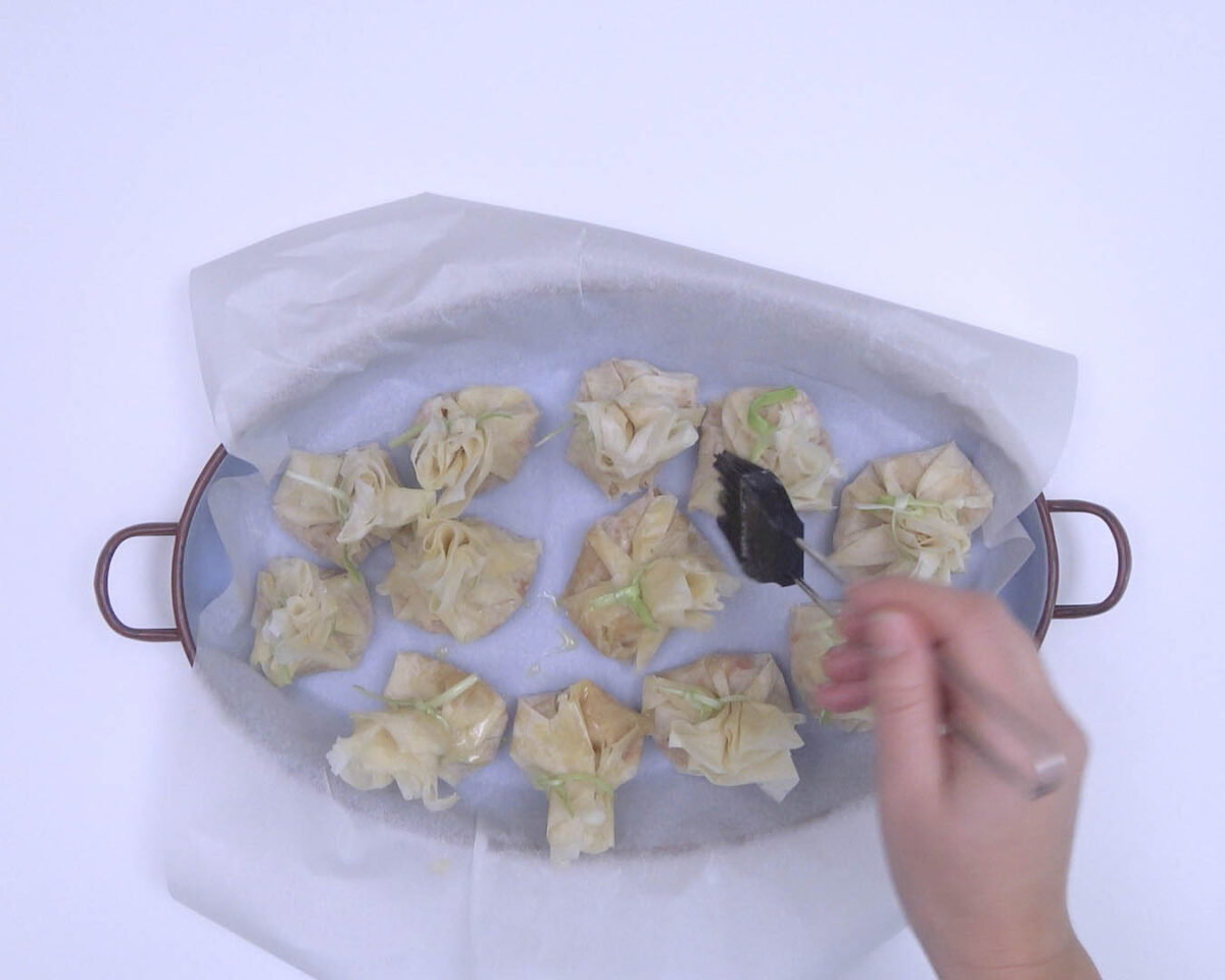 saquitos rellenos de arroz con langostinos paso 27
