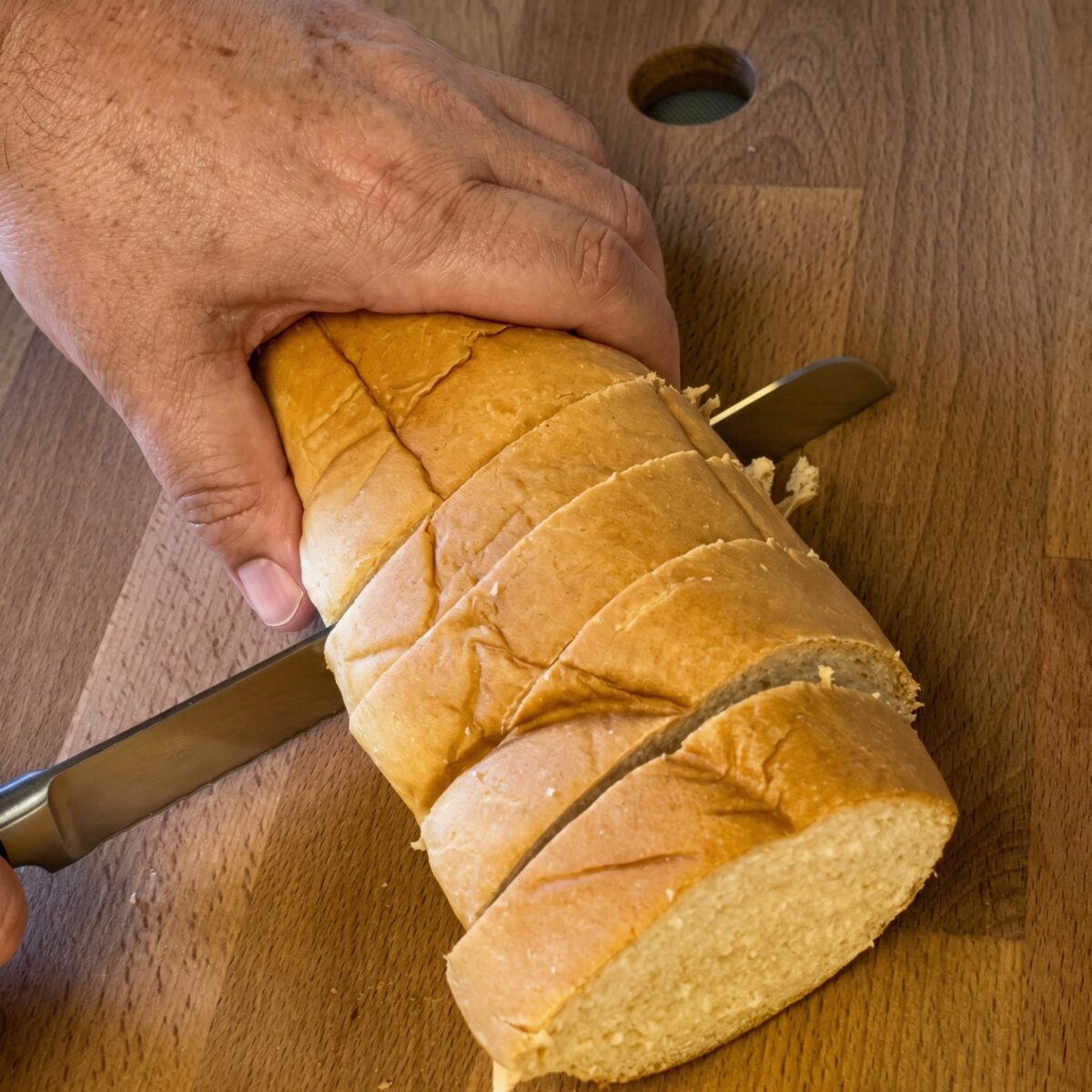 Cómo hacer torrijas caseras - Paso 1: corta el pan en rebanadas gruesas
