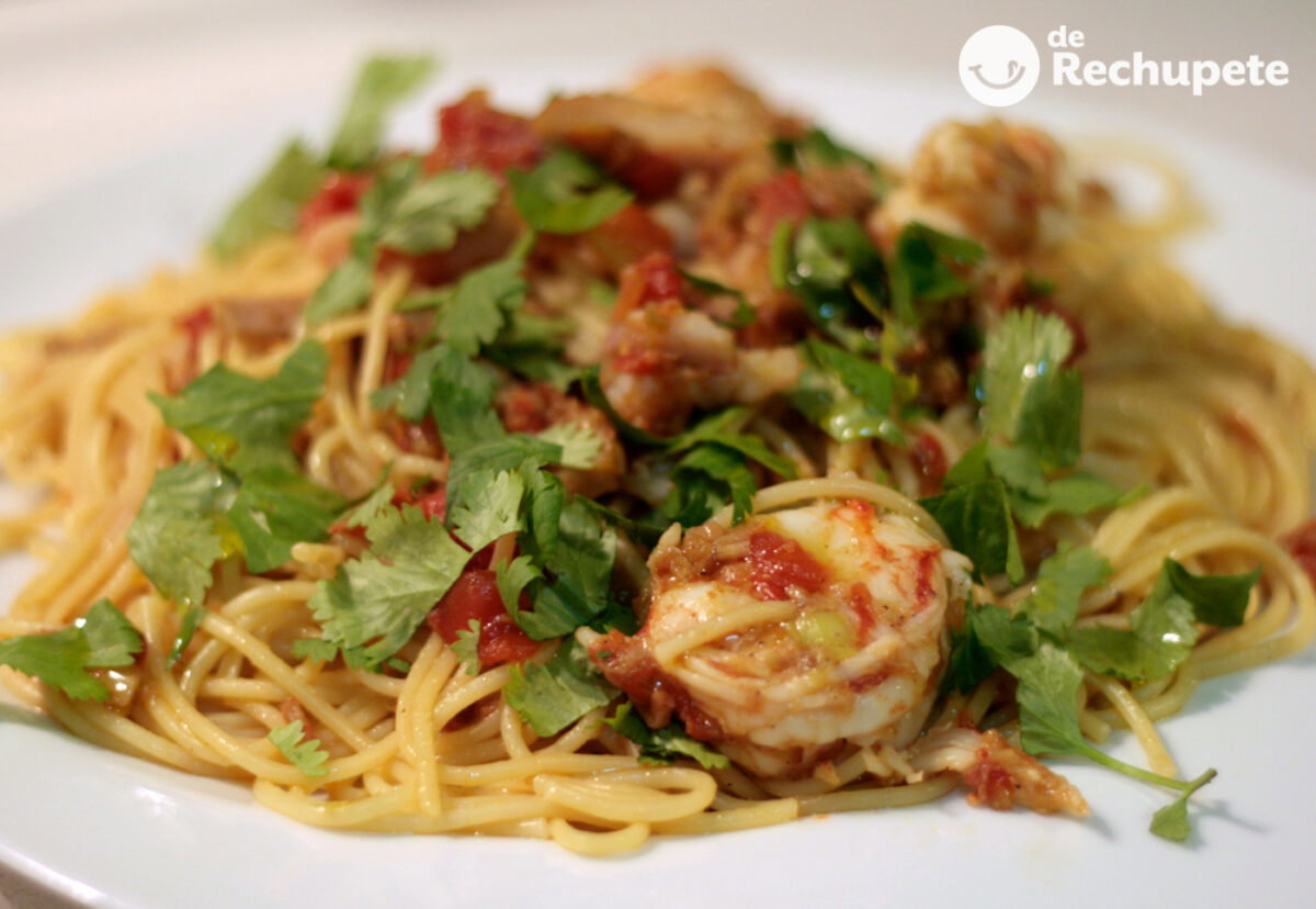 Espaguetis con marlín, atún y gambones. Receta con ahumados