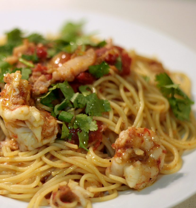 Espaguetis con marlín, atún y gambones. Receta con ahumados