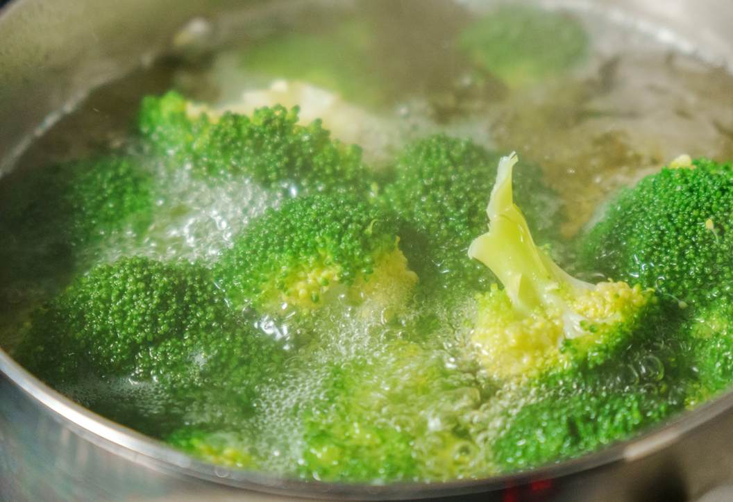 Blanquear, técnica culinaria. ¿Qué es? Diferencias con el escalfado