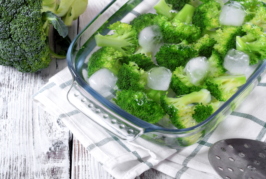 Blanquear, técnica culinaria. ¿Qué es? Diferencias con el escalfado