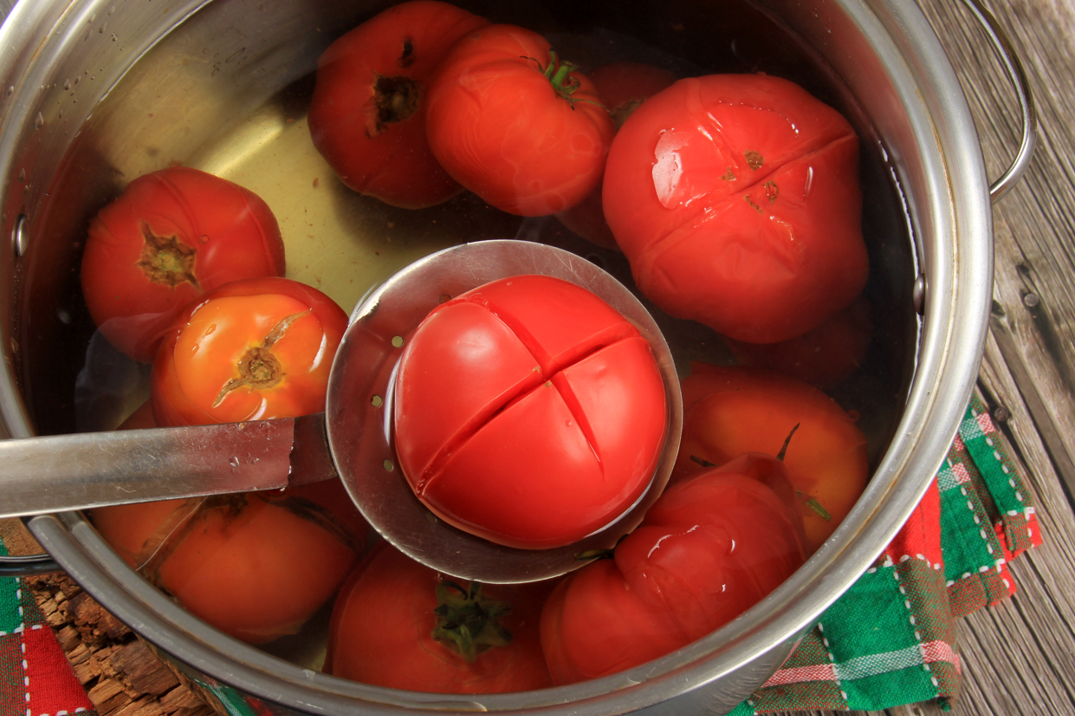 Blanquear, técnica culinaria. ¿Qué es? Diferencias con el escalfado