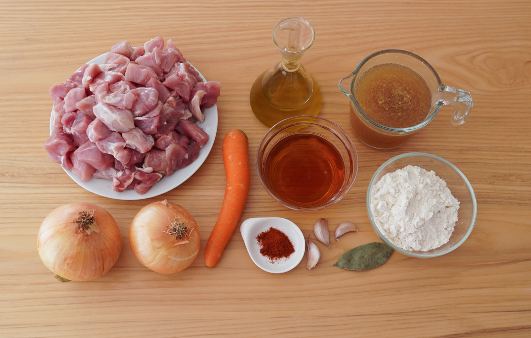 Carne de cerdo en salsa. Guiso clásico de los que apetece siempre
