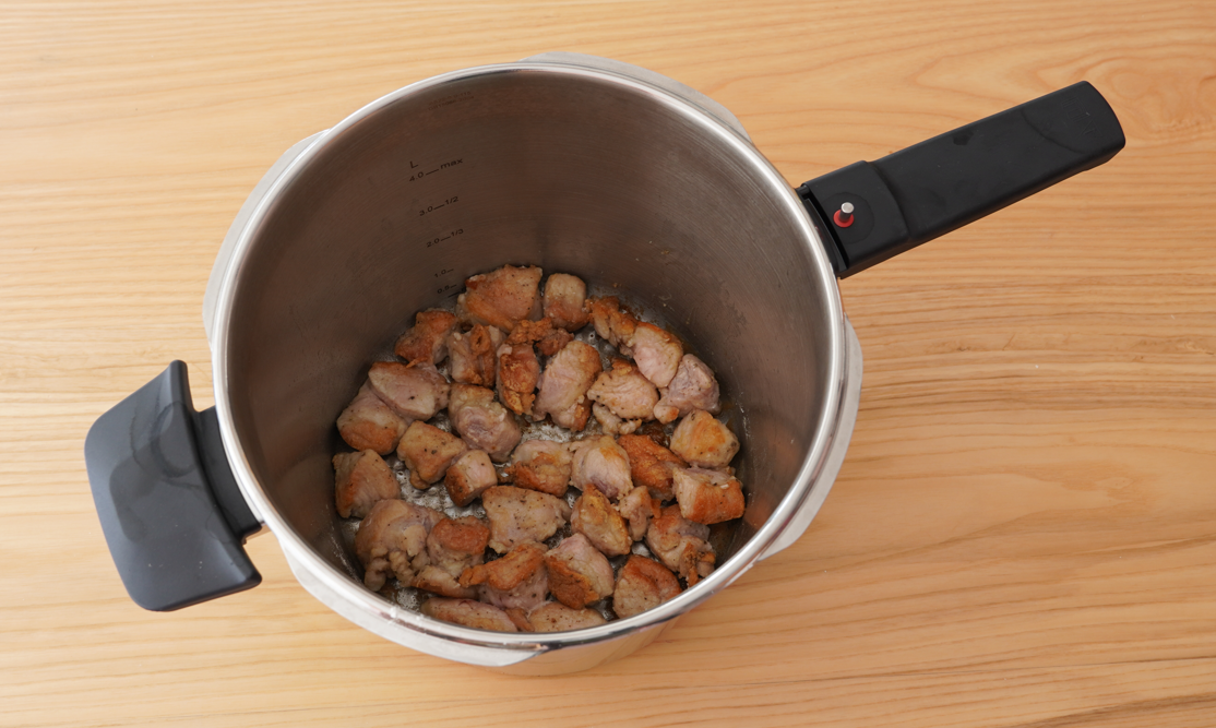 Carne de cerdo en salsa. Guiso clásico de los que apetece siempre