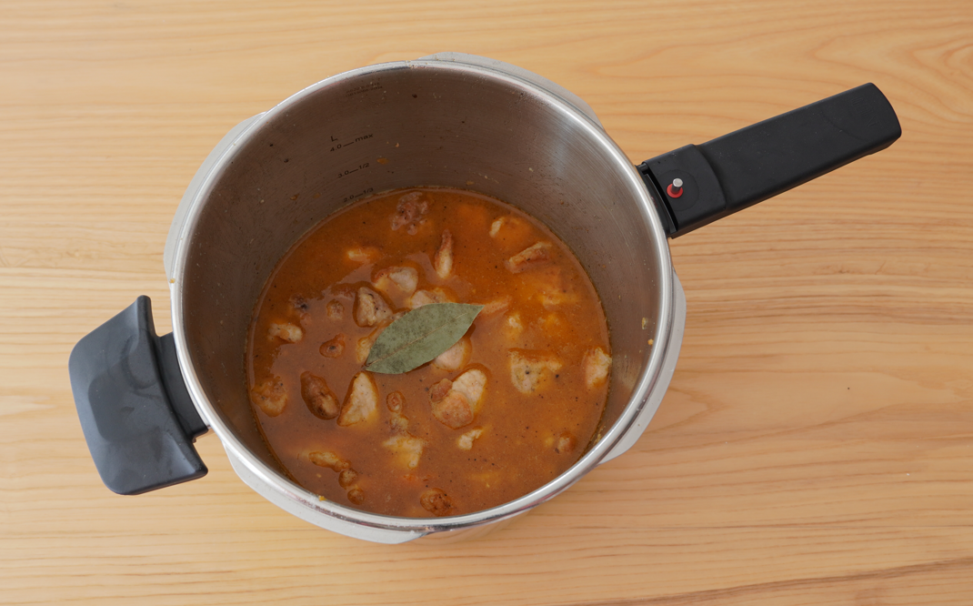 Carne de cerdo en salsa. Guiso clásico de los que apetece siempre