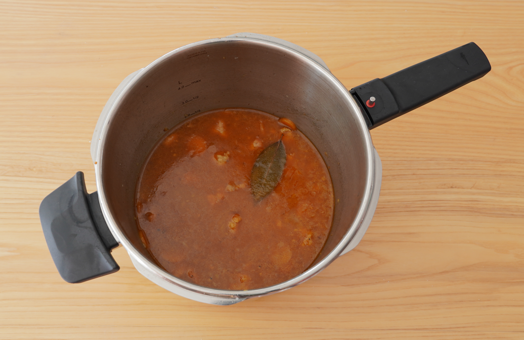 Carne de cerdo en salsa. Guiso clásico de los que apetece siempre