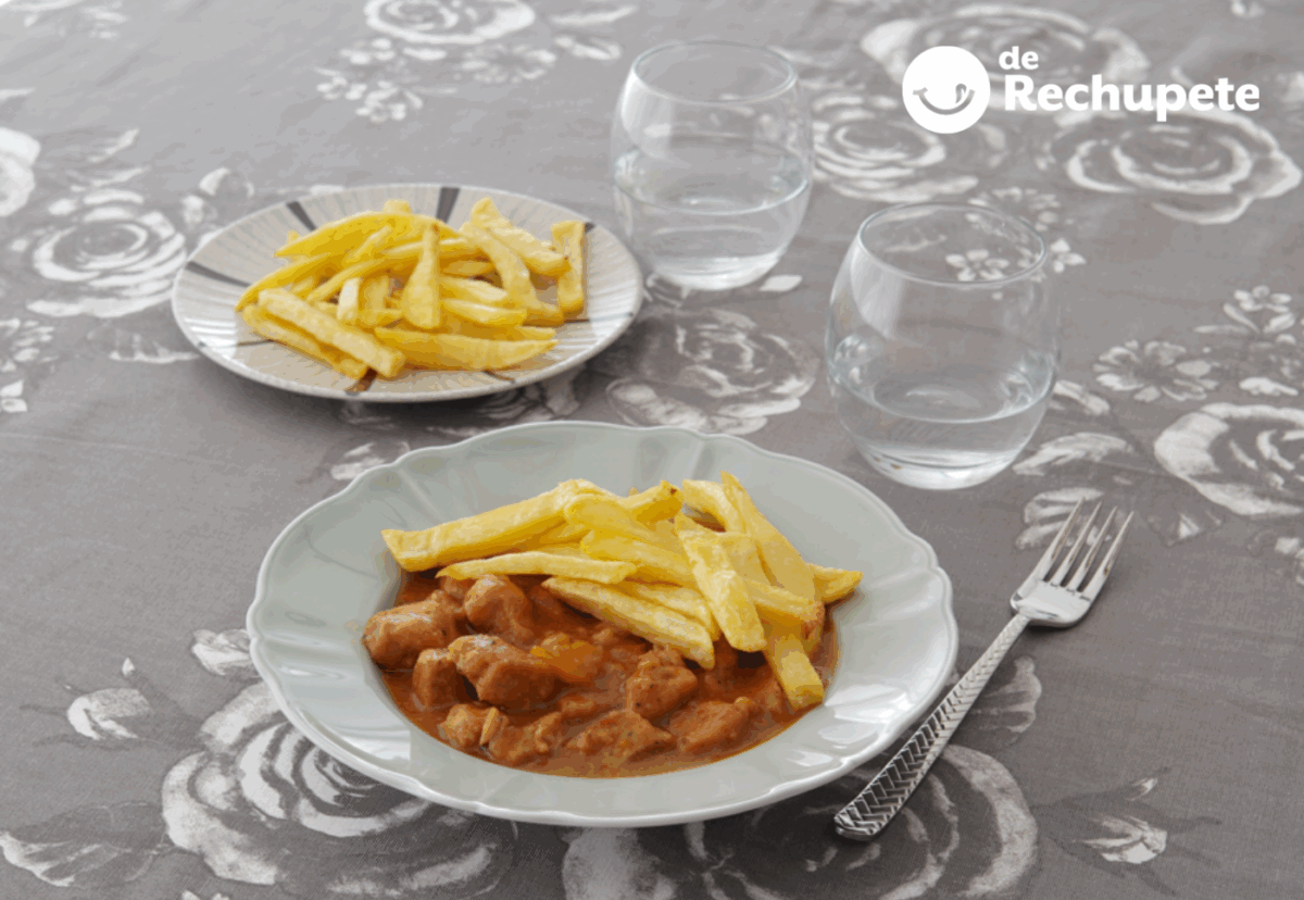 Carne de cerdo en salsa. Guiso clásico de los que apetece siempre