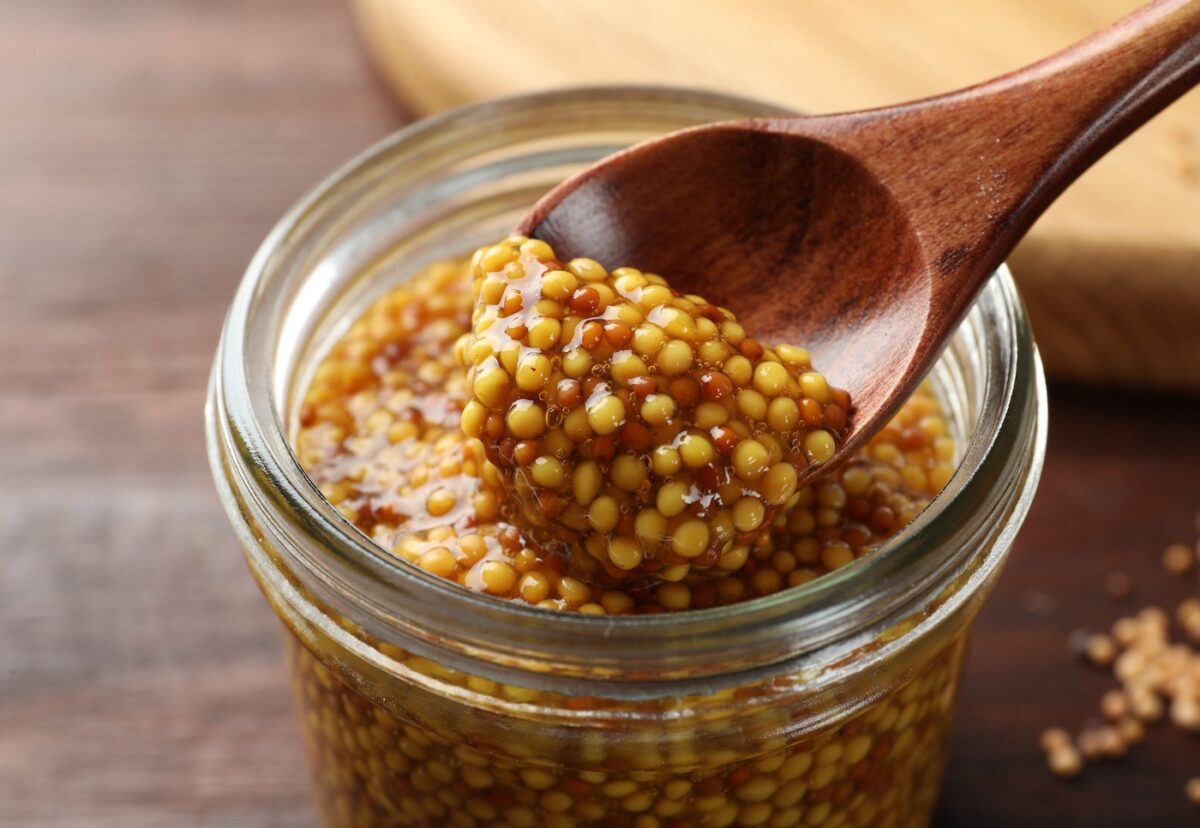 Granos de mostaza. Qué es, cómo usarla y por qué es mucho más que una simple salsa