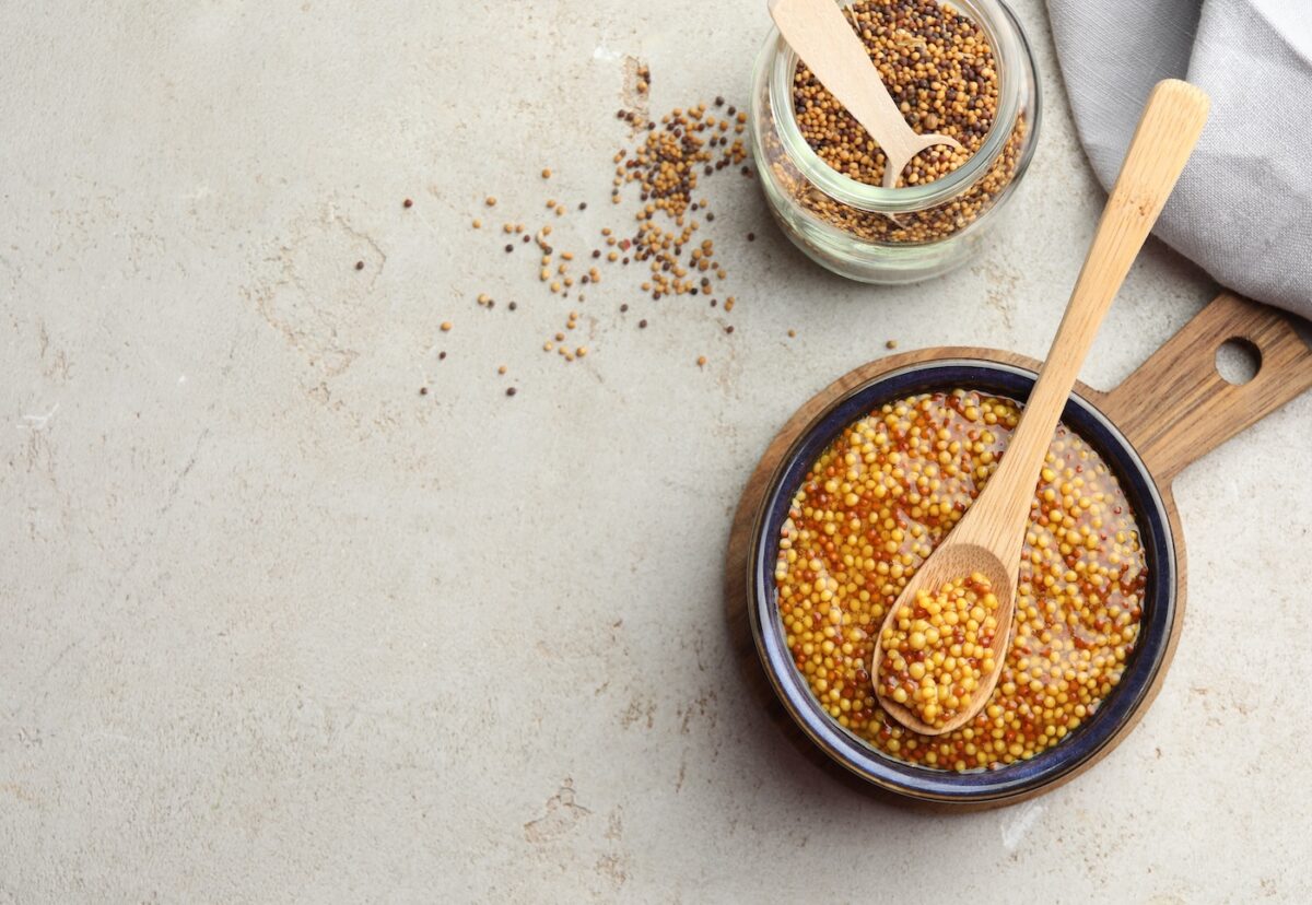 Granos de mostaza. Qué es, cómo usarla y por qué es mucho más que una simple salsa