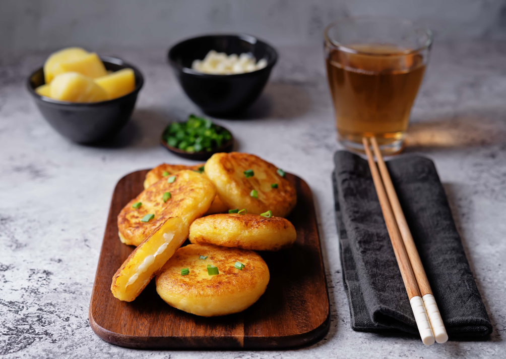 Hotteok coreano salado. Tortitas de patata rellenas de queso