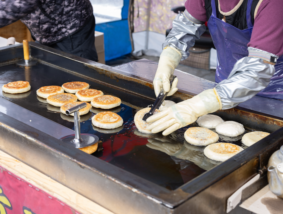 Hotteok coreano salado. Tortitas de patata rellenas de queso