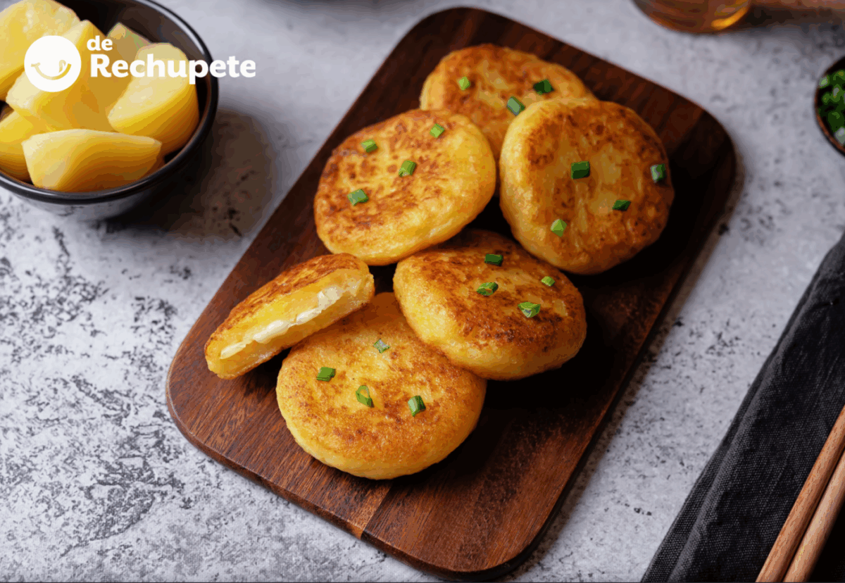 Hotteok coreano salado. Tortitas de patata rellenas de queso