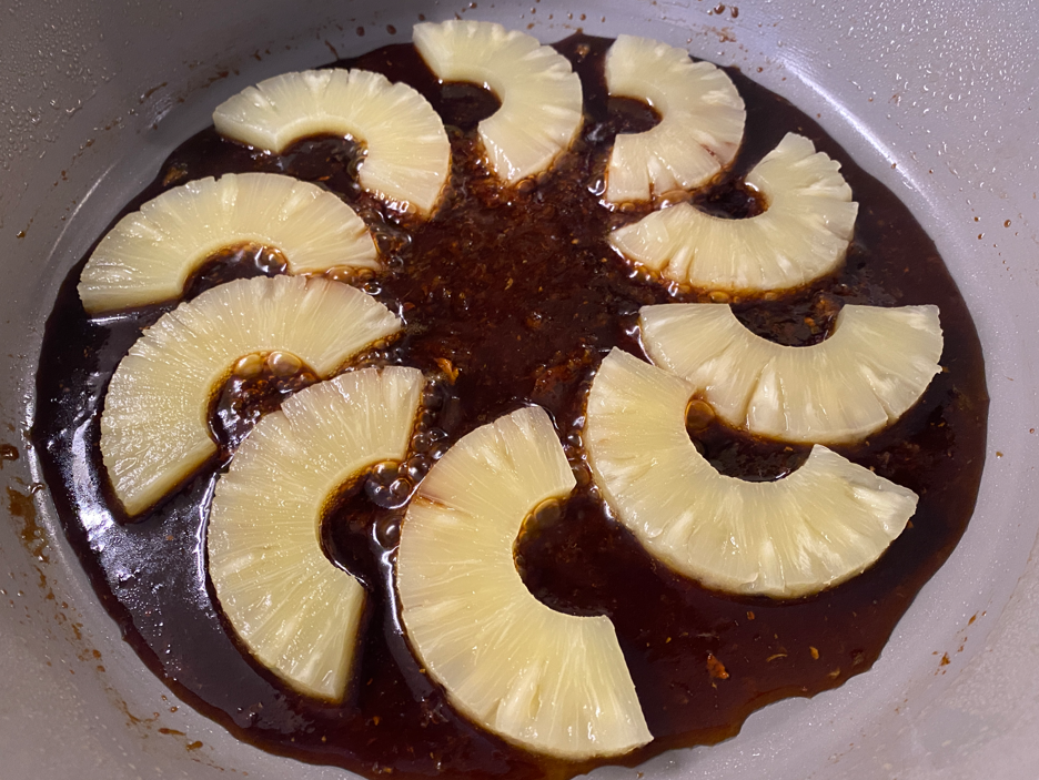 Pechugas de pollo glaseadas con salsa teriyaki y piña