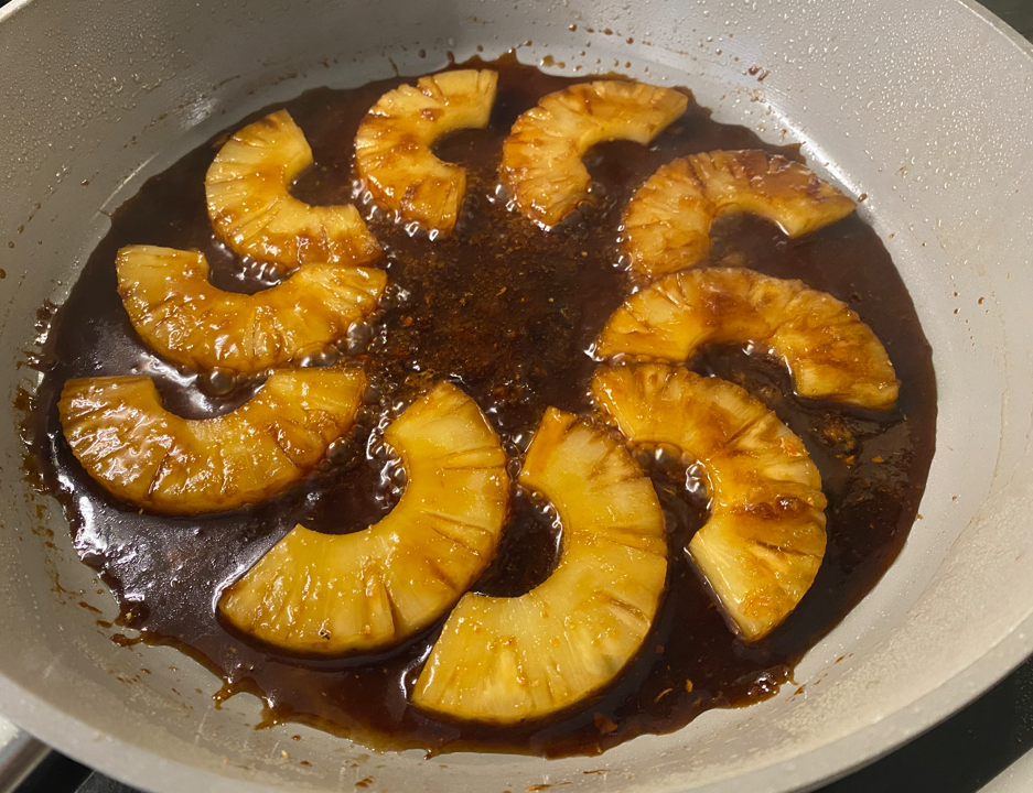 Pechugas de pollo glaseadas con salsa teriyaki y piña