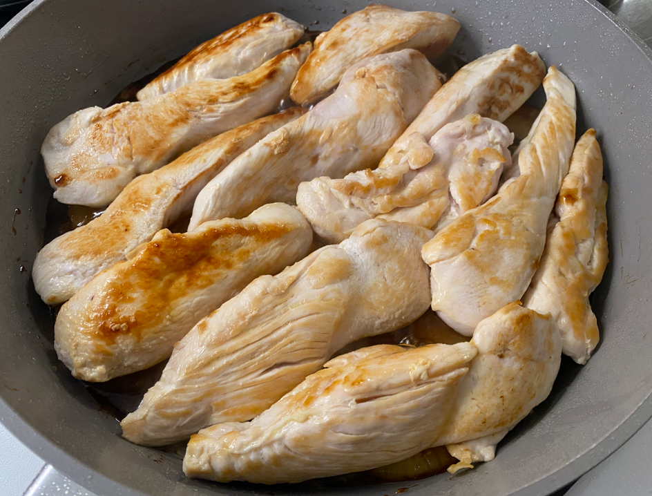 Pechugas de pollo glaseadas con salsa teriyaki y piña