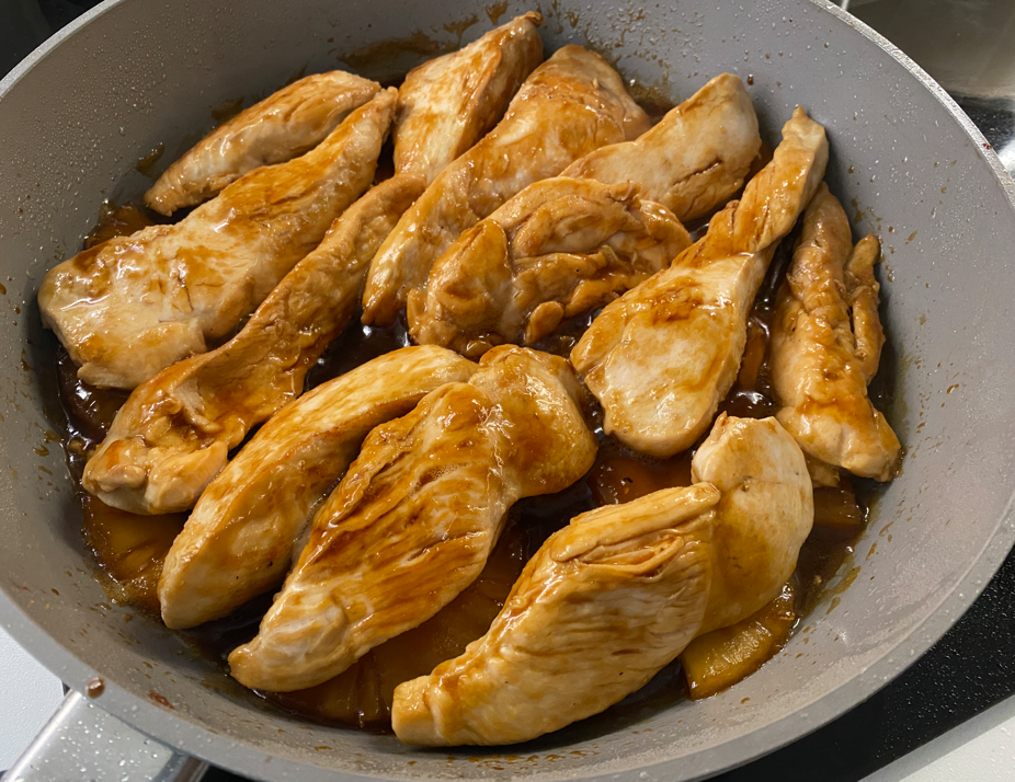 Pechugas de pollo glaseadas con salsa teriyaki y piña