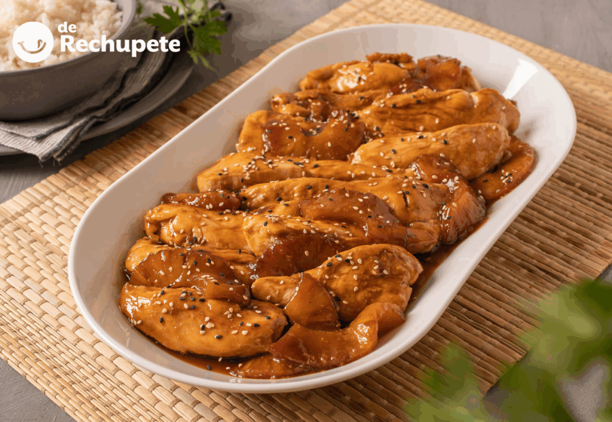 Pechugas de pollo glaseadas con salsa teriyaki y piña