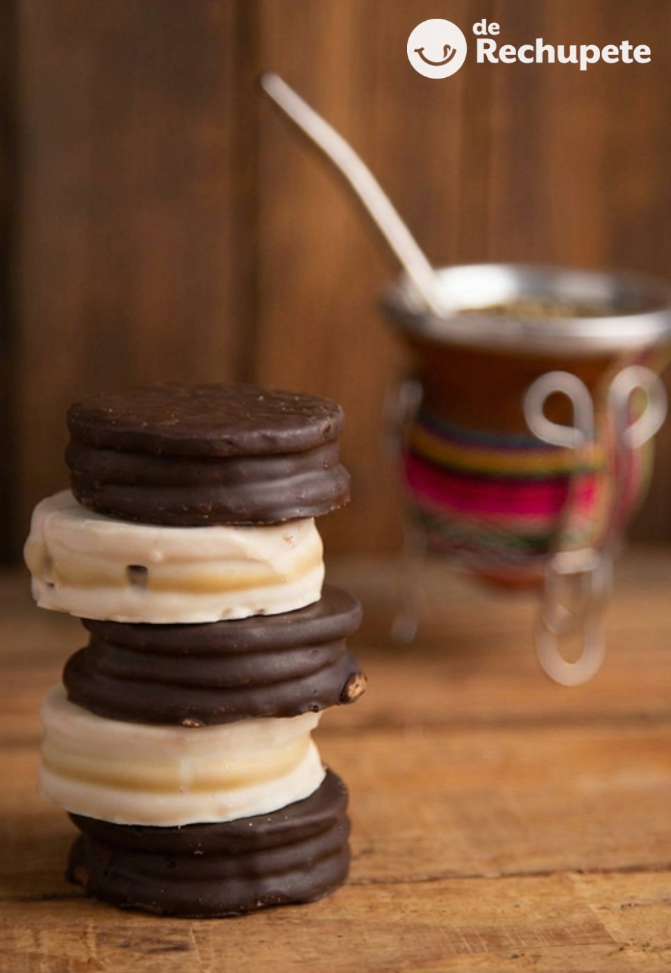 Alfajores de chocolate rellenos de dulce de leche y cubiertos de chocolate
