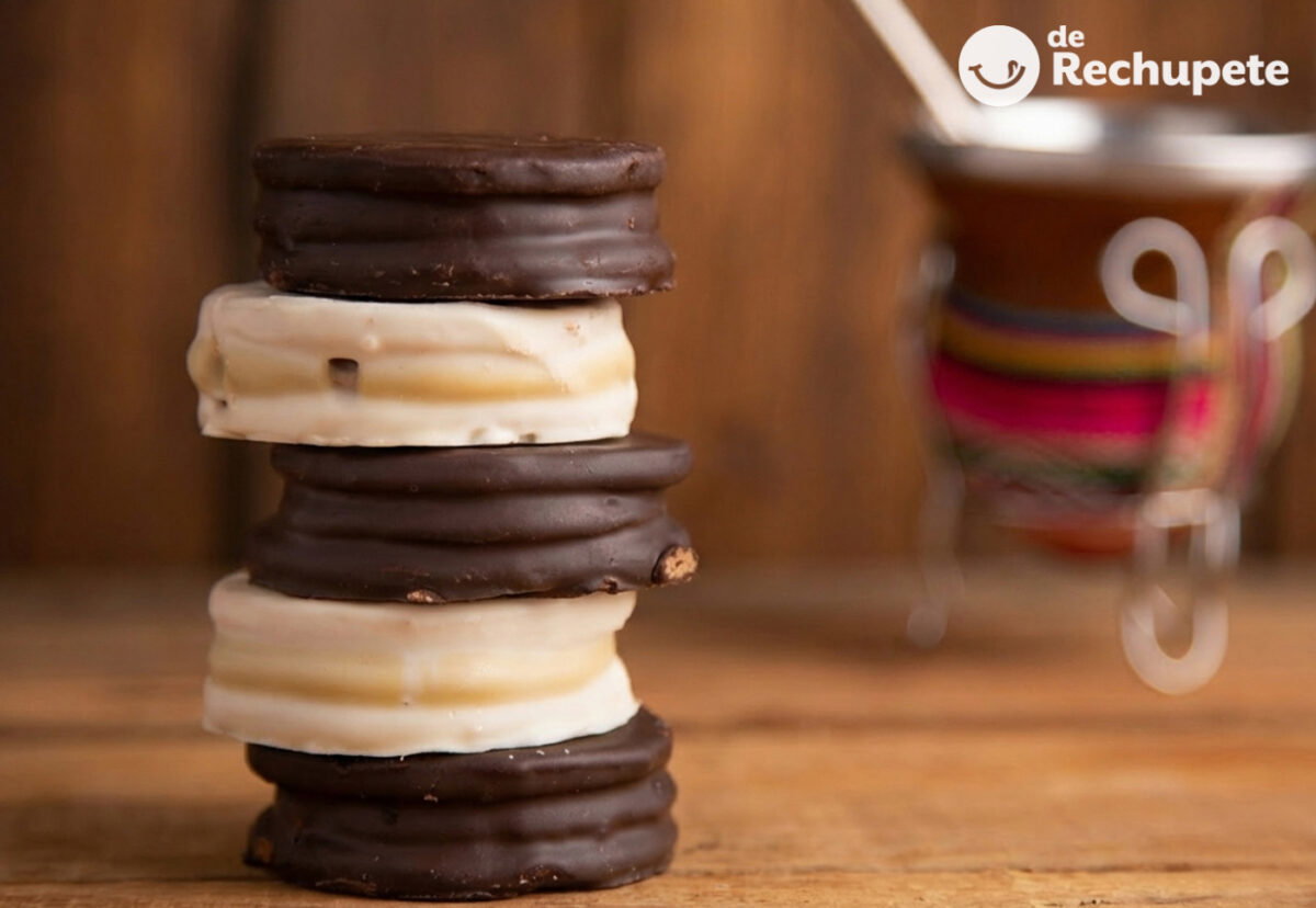Alfajores de chocolate rellenos de dulce de leche y cubiertos de chocolate