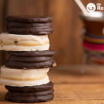 Alfajores de chocolate rellenos de dulce de leche y cubiertos de chocolate
