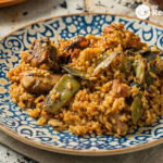 Arroz con conejo y verduras en paella. Receta tradicional
