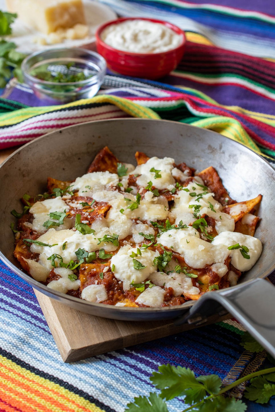 Chilaquiles rojos tradicionales mexicanos. Receta paso a paso