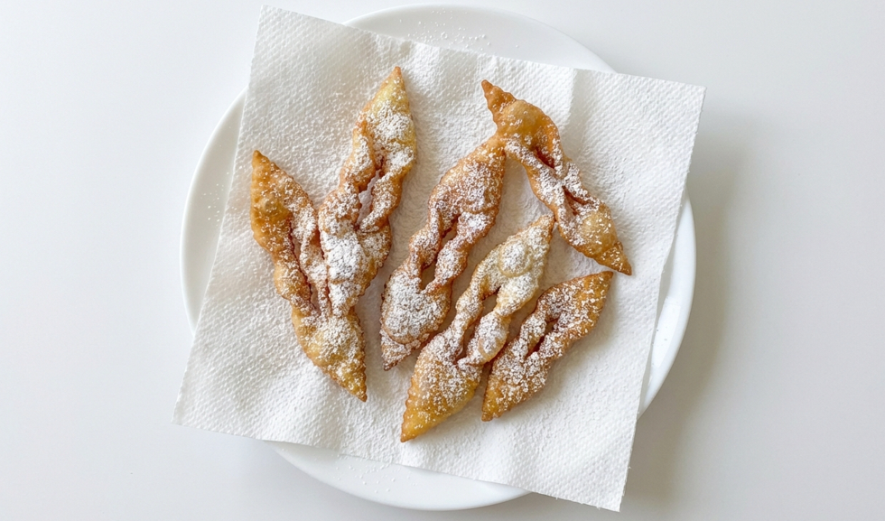 Chrusciki o alitas de ángel polacas. Postre de Carnaval