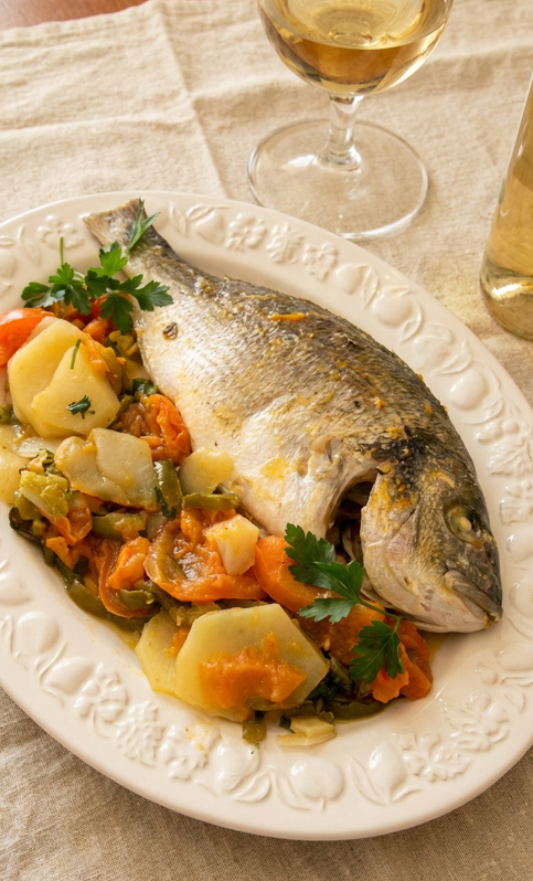 Dorada a la menorquina. Receta tradicional mediterránea fácil y deliciosa