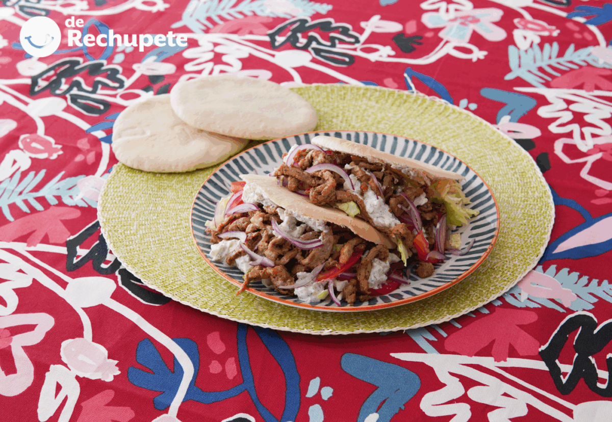 Gyros caseros con salsa tzatziki, puro sabor mediterráneo