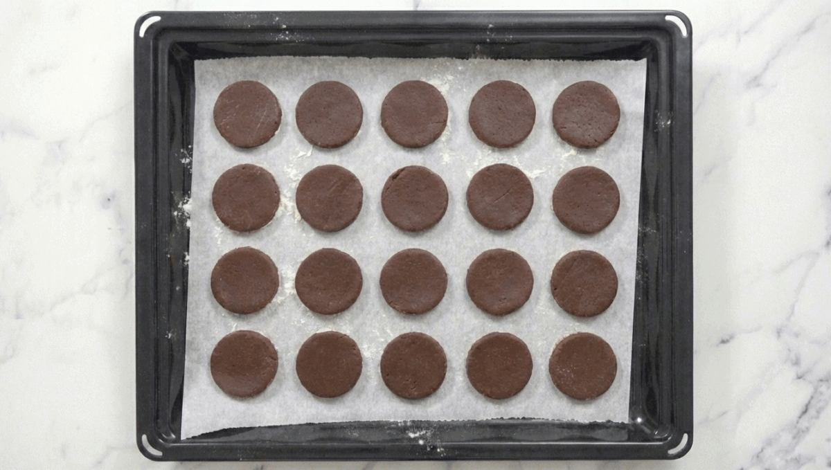 Alfajores de chocolate rellenos de dulce de leche y cubiertos de chocolate