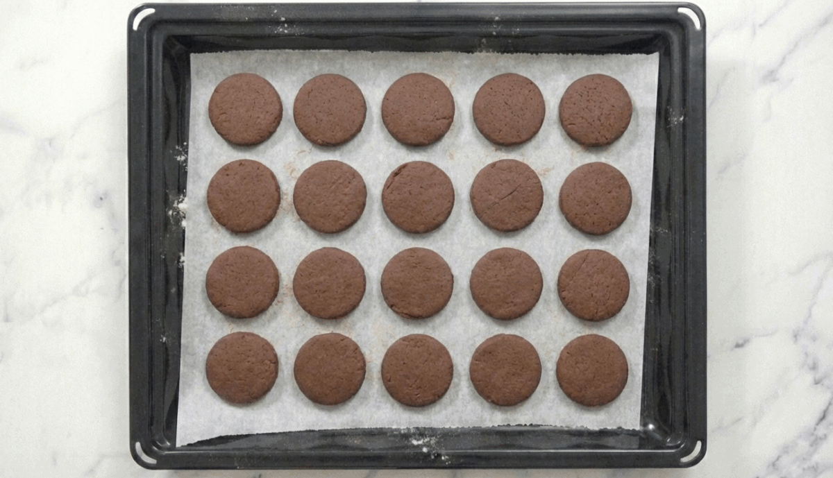 Alfajores de chocolate rellenos de dulce de leche y cubiertos de chocolate