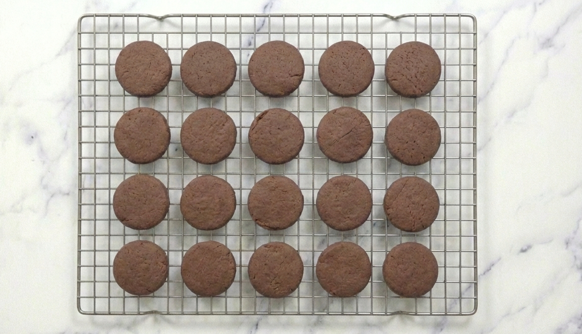 Alfajores de chocolate rellenos de dulce de leche y cubiertos de chocolate