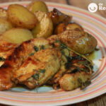 Pechuga de pollo a la miel con tomillo y romero. Receta fácil en minutos