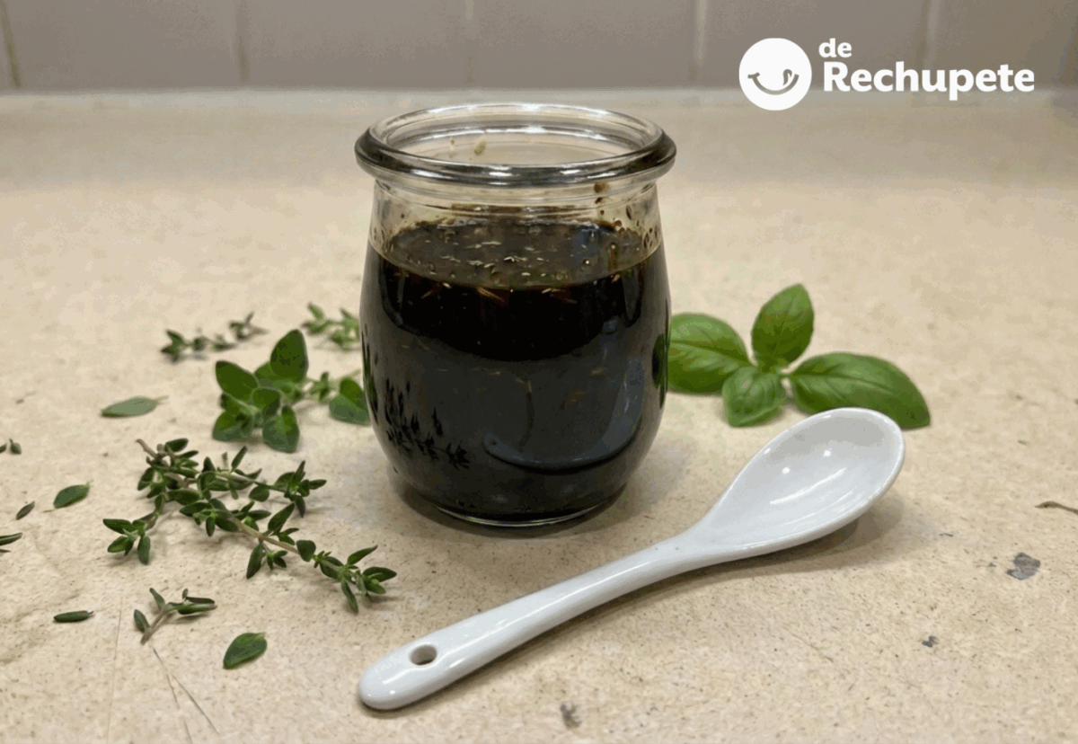 Reducción de vinagre balsámico con hierbas aromáticas