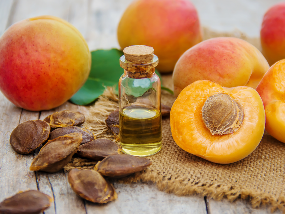Albaricoque seco y almendra del carozo: qué son, propiedades y riesgos