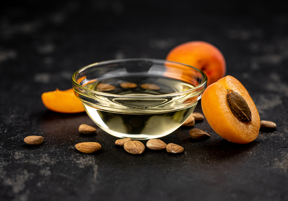 Albaricoque seco y almendra del carozo: qué son, propiedades y riesgos