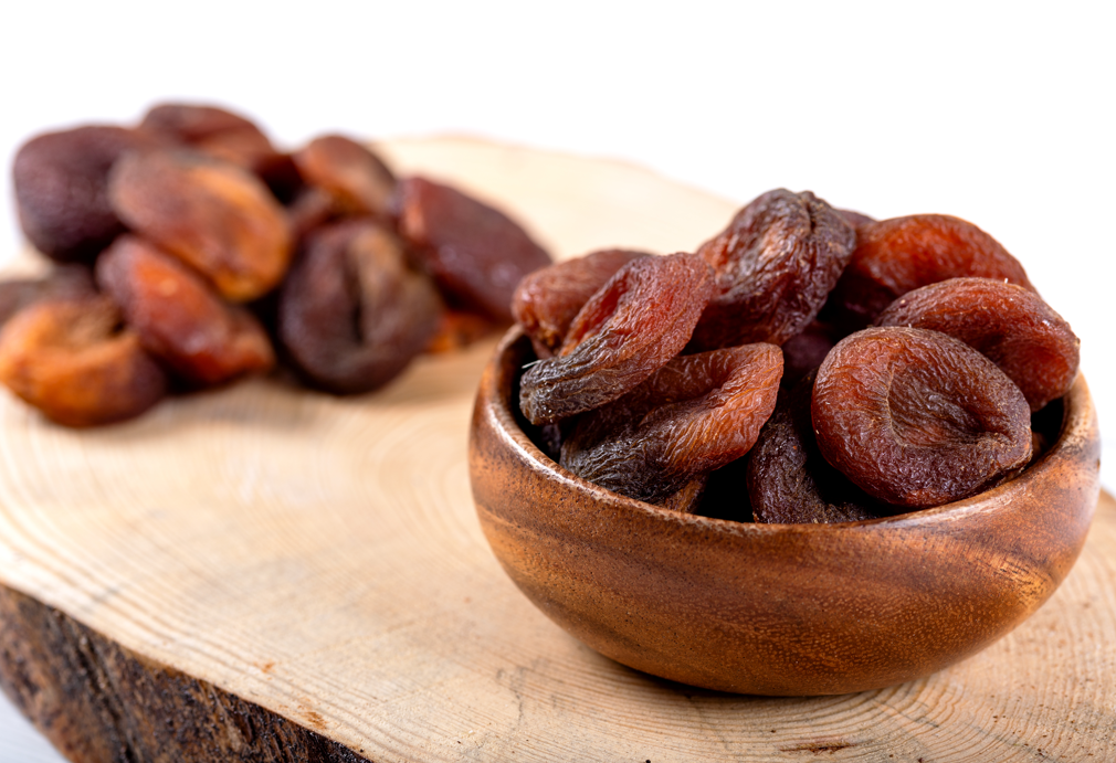 Albaricoque seco y almendra del carozo: qué son, propiedades y riesgos