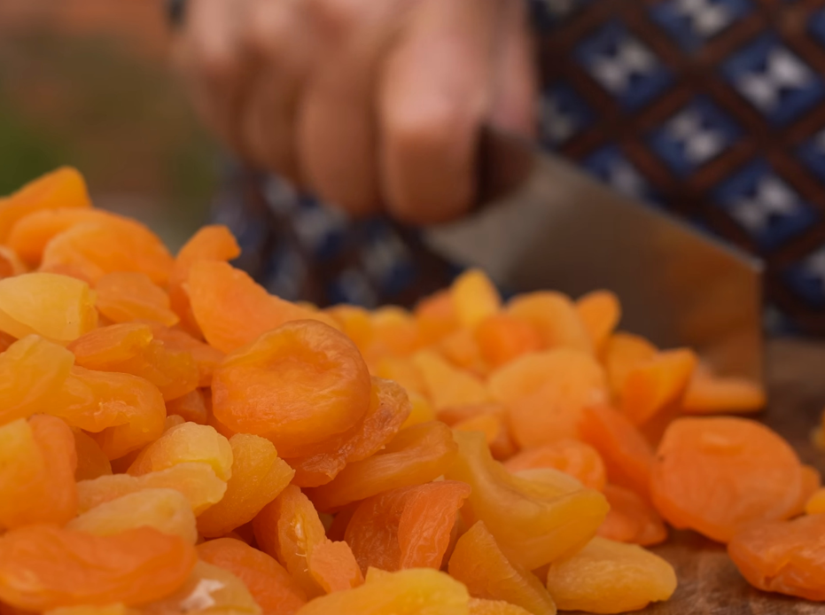 Albaricoque seco y almendra del carozo: qué son, propiedades y riesgos