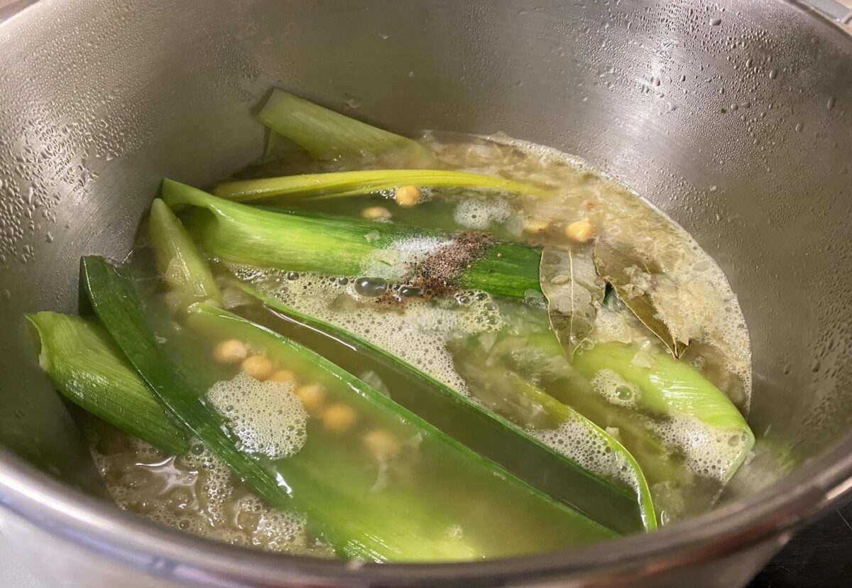 Sopa o caldo de garbanzos. Receta casera paso a paso