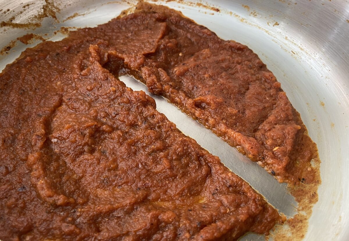 Chilaquiles rojos tradicionales mexicanos. Receta paso a paso